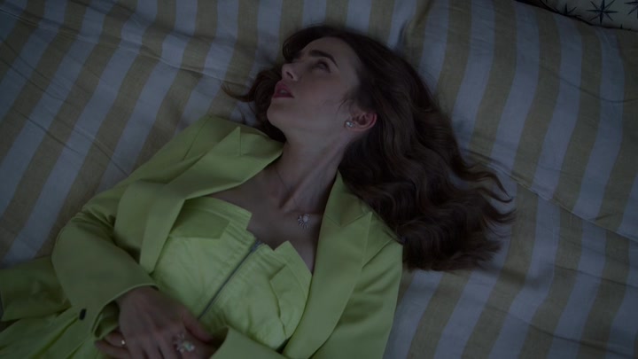 Emily_in_Paris_S02E08_WEBRip_x264-ION10_1940.jpg