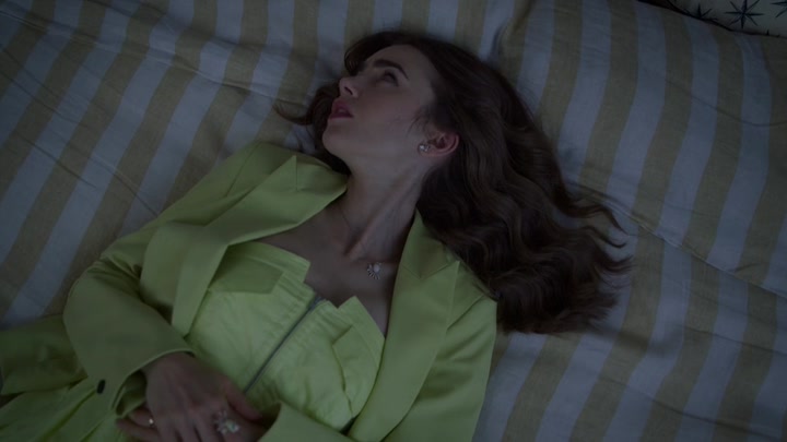 Emily_in_Paris_S02E08_WEBRip_x264-ION10_1941.jpg