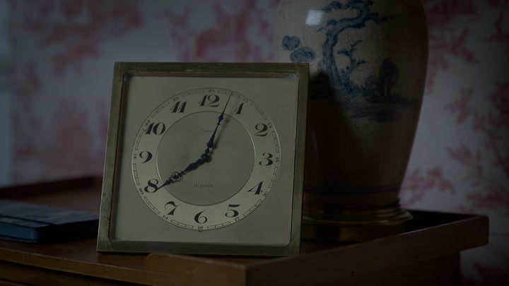 Emily_in_Paris_S02E08_WEBRip_x264-ION10_1945.jpg