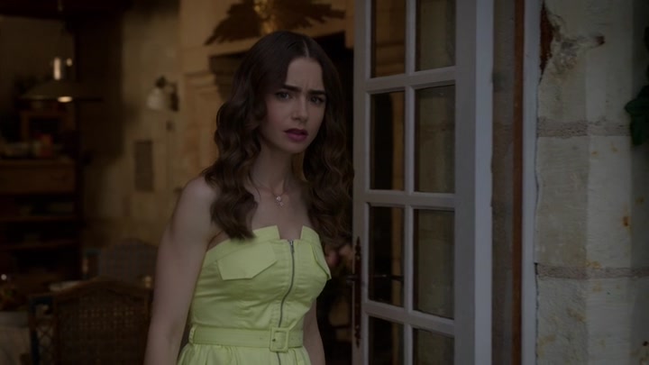 Emily_in_Paris_S02E08_WEBRip_x264-ION10_1952.jpg