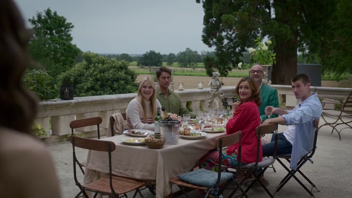 Emily_in_Paris_S02E08_WEBRip_x264-ION10_1970.jpg