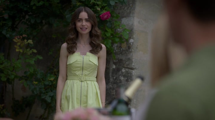 Emily_in_Paris_S02E08_WEBRip_x264-ION10_1975.jpg