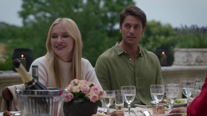 Emily_in_Paris_S02E08_WEBRip_x264-ION10_1977.jpg