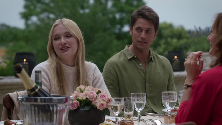 Emily_in_Paris_S02E08_WEBRip_x264-ION10_1979.jpg