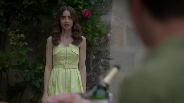 Emily_in_Paris_S02E08_WEBRip_x264-ION10_1982.jpg