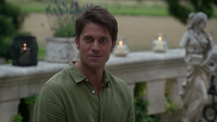 Emily_in_Paris_S02E08_WEBRip_x264-ION10_1988.jpg