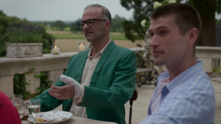 Emily_in_Paris_S02E08_WEBRip_x264-ION10_1990.jpg