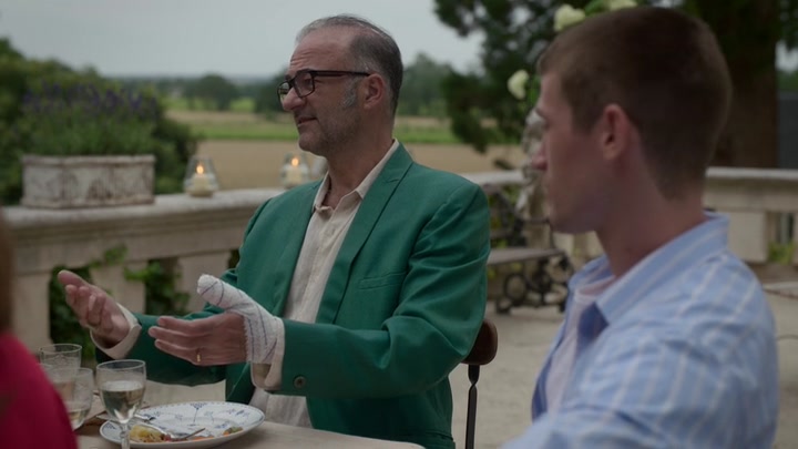 Emily_in_Paris_S02E08_WEBRip_x264-ION10_1992.jpg