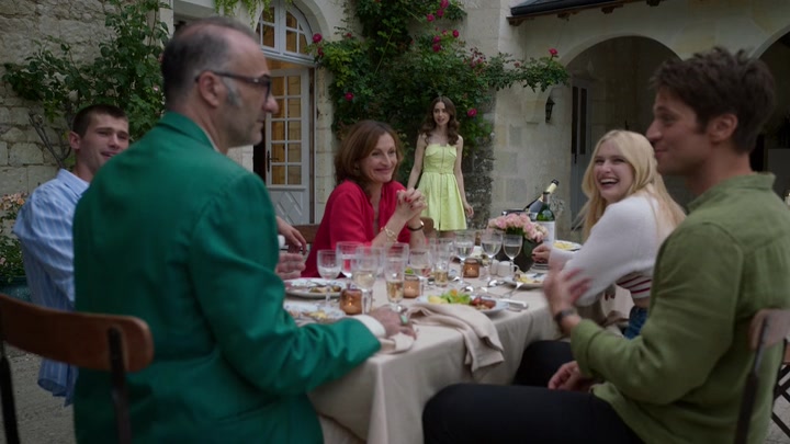 Emily_in_Paris_S02E08_WEBRip_x264-ION10_1993.jpg