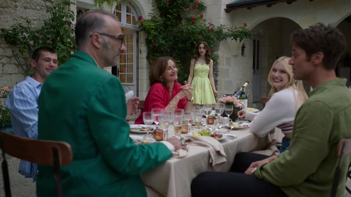 Emily_in_Paris_S02E08_WEBRip_x264-ION10_1995.jpg