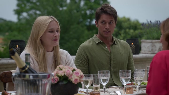 Emily_in_Paris_S02E08_WEBRip_x264-ION10_2002.jpg