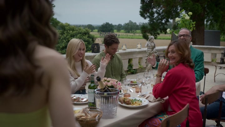 Emily_in_Paris_S02E08_WEBRip_x264-ION10_2031.jpg
