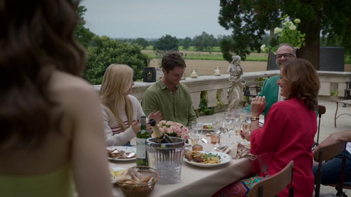 Emily_in_Paris_S02E08_WEBRip_x264-ION10_2032.jpg
