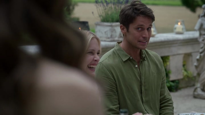 Emily_in_Paris_S02E08_WEBRip_x264-ION10_2036.jpg
