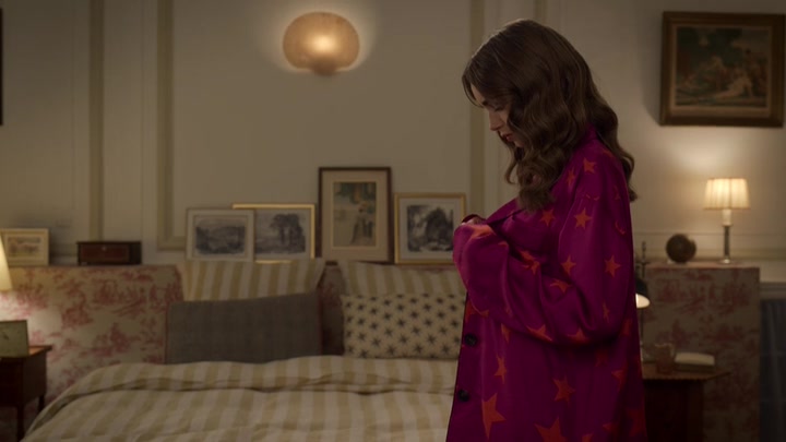 Emily_in_Paris_S02E08_WEBRip_x264-ION10_2045.jpg