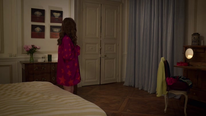 Emily_in_Paris_S02E08_WEBRip_x264-ION10_2048.jpg