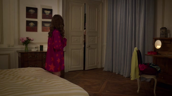 Emily_in_Paris_S02E08_WEBRip_x264-ION10_2049.jpg