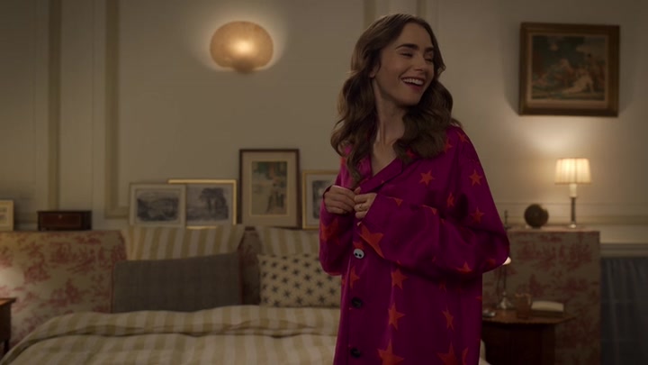 Emily_in_Paris_S02E08_WEBRip_x264-ION10_2050.jpg