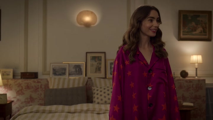 Emily_in_Paris_S02E08_WEBRip_x264-ION10_2055.jpg
