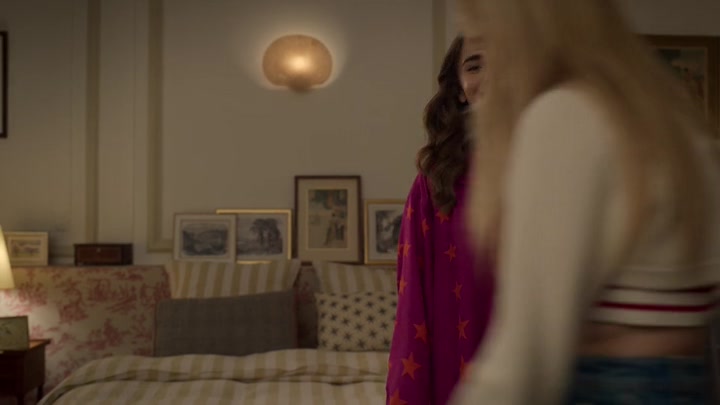 Emily_in_Paris_S02E08_WEBRip_x264-ION10_2056.jpg