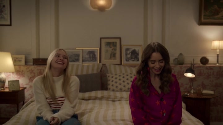 Emily_in_Paris_S02E08_WEBRip_x264-ION10_2060.jpg