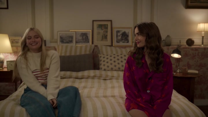 Emily_in_Paris_S02E08_WEBRip_x264-ION10_2063.jpg