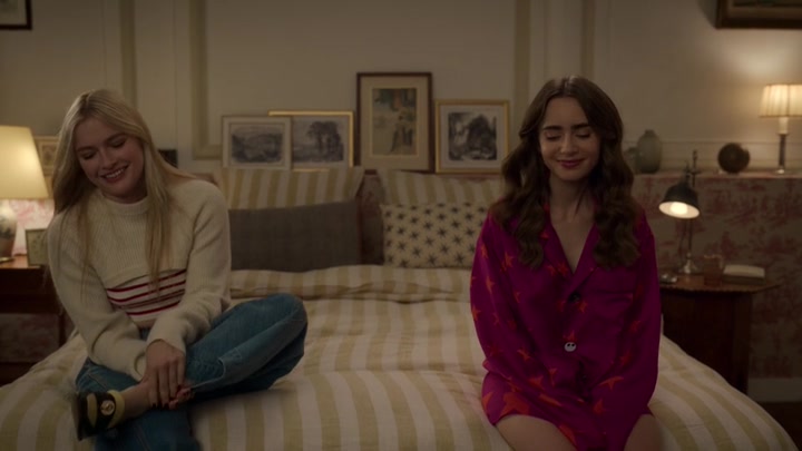 Emily_in_Paris_S02E08_WEBRip_x264-ION10_2065.jpg