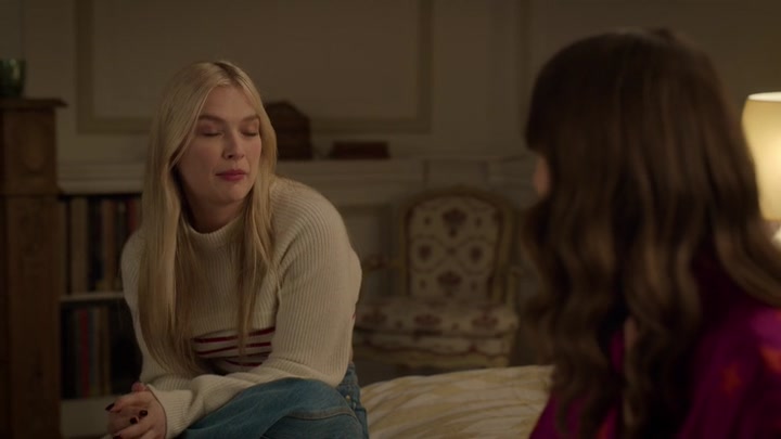 Emily_in_Paris_S02E08_WEBRip_x264-ION10_2077.jpg