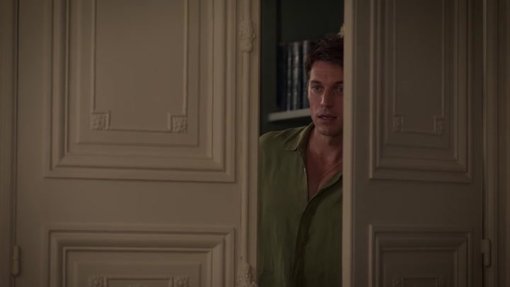 Emily_in_Paris_S02E08_WEBRip_x264-ION10_2102.jpg