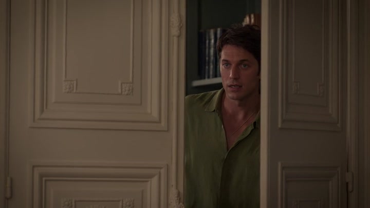 Emily_in_Paris_S02E08_WEBRip_x264-ION10_2103.jpg