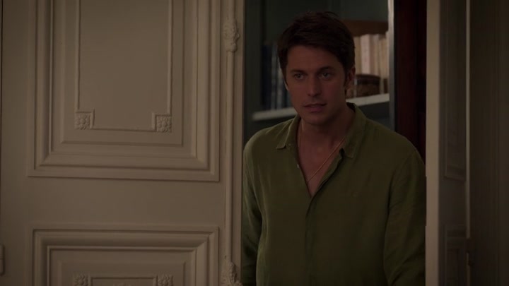 Emily_in_Paris_S02E08_WEBRip_x264-ION10_2105.jpg