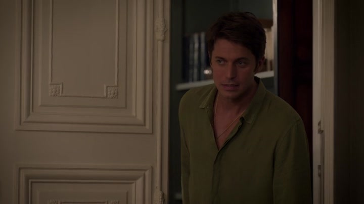Emily_in_Paris_S02E08_WEBRip_x264-ION10_2106.jpg