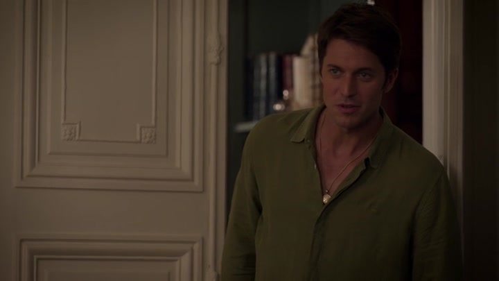 Emily_in_Paris_S02E08_WEBRip_x264-ION10_2107.jpg