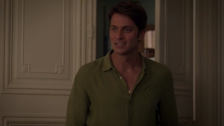 Emily_in_Paris_S02E08_WEBRip_x264-ION10_2109.jpg