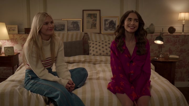 Emily_in_Paris_S02E08_WEBRip_x264-ION10_2112.jpg