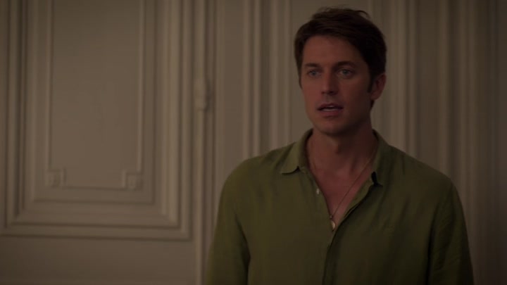 Emily_in_Paris_S02E08_WEBRip_x264-ION10_2114.jpg