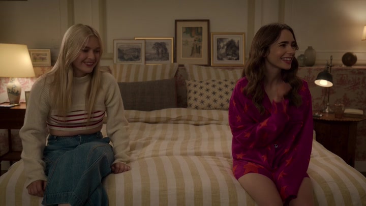 Emily_in_Paris_S02E08_WEBRip_x264-ION10_2132.jpg