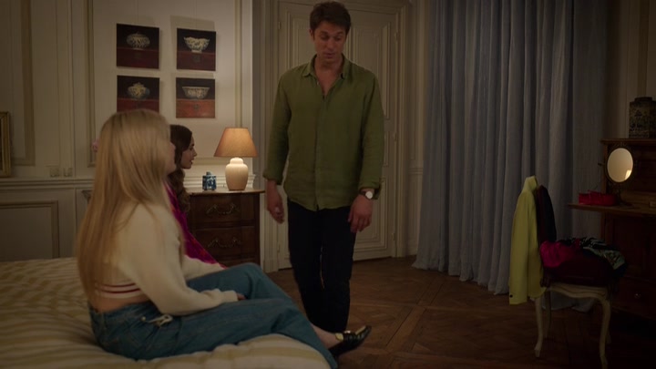 Emily_in_Paris_S02E08_WEBRip_x264-ION10_2139.jpg