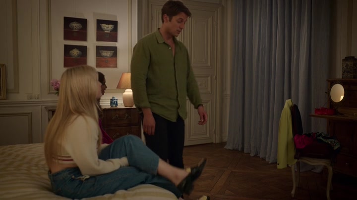 Emily_in_Paris_S02E08_WEBRip_x264-ION10_2140.jpg