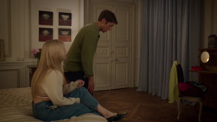 Emily_in_Paris_S02E08_WEBRip_x264-ION10_2141.jpg