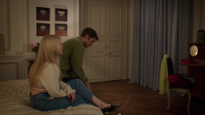Emily_in_Paris_S02E08_WEBRip_x264-ION10_2142.jpg