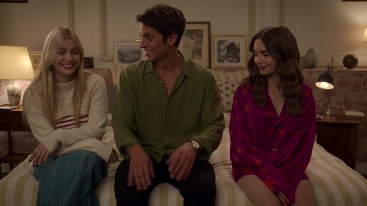 Emily_in_Paris_S02E08_WEBRip_x264-ION10_2145.jpg