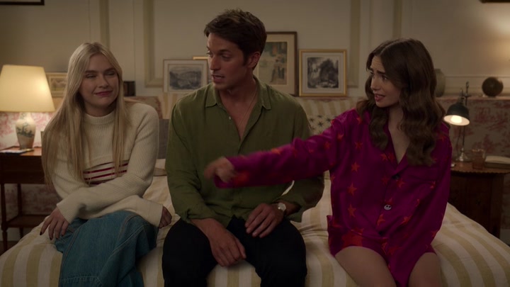 Emily_in_Paris_S02E08_WEBRip_x264-ION10_2166.jpg