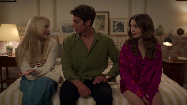 Emily_in_Paris_S02E08_WEBRip_x264-ION10_2169.jpg