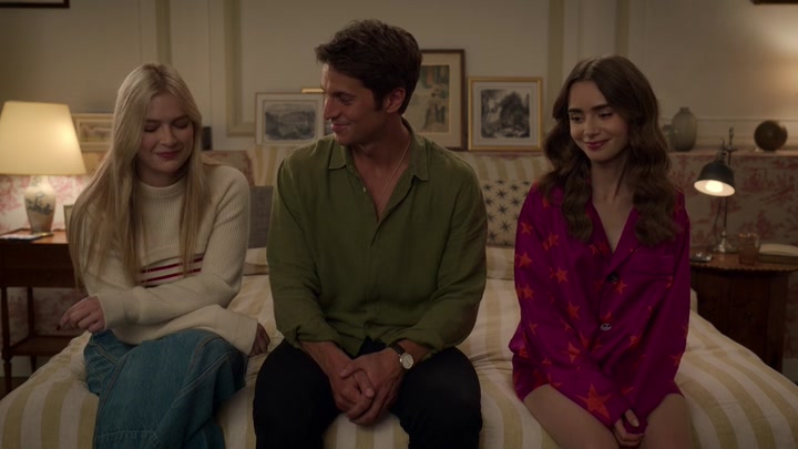 Emily_in_Paris_S02E08_WEBRip_x264-ION10_2175.jpg