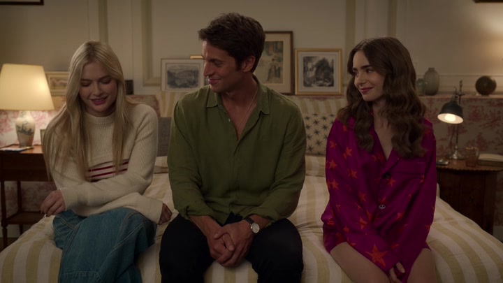 Emily_in_Paris_S02E08_WEBRip_x264-ION10_2176.jpg