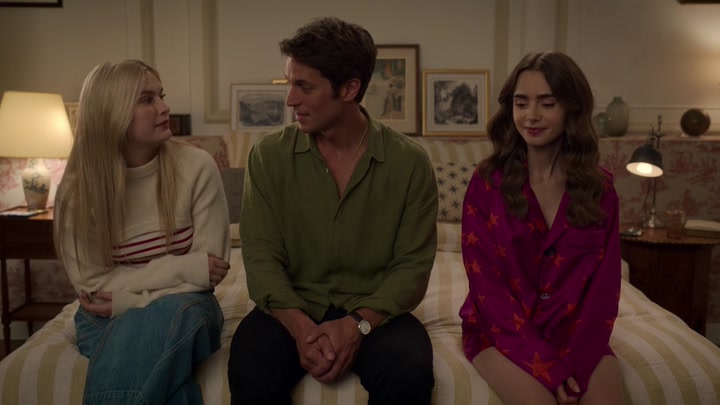 Emily_in_Paris_S02E08_WEBRip_x264-ION10_2180.jpg