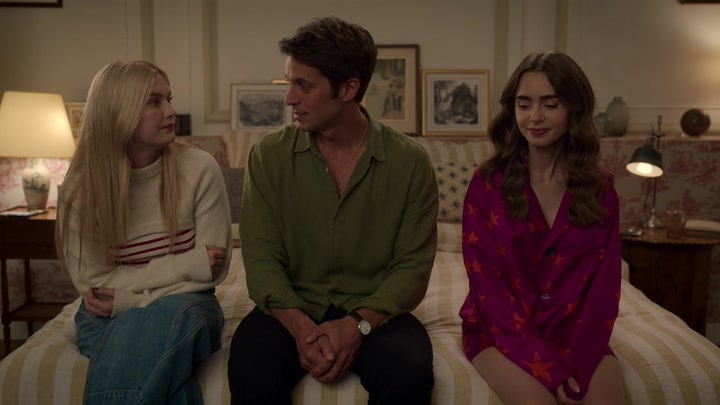 Emily_in_Paris_S02E08_WEBRip_x264-ION10_2182.jpg