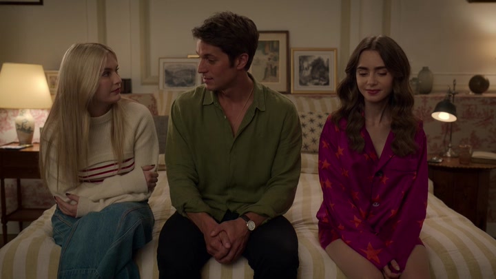 Emily_in_Paris_S02E08_WEBRip_x264-ION10_2184.jpg