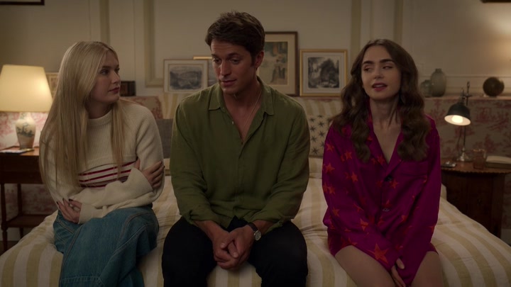Emily_in_Paris_S02E08_WEBRip_x264-ION10_2187.jpg